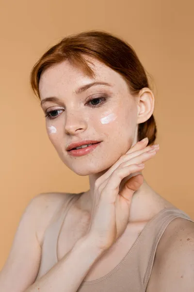 Mujer Pelirroja Bonita Con Crema Cosmética Cara Posando Aislado Beige — Foto de Stock