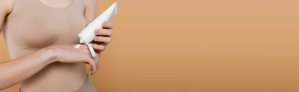 Vista Cortada Mulher Cima Aplicando Creme Mão Isolado Bege Banner — Fotografia de Stock