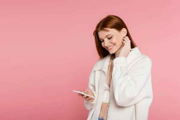 Mulher Ruiva Positiva Usando Telefone Celular Isolado Rosa — Fotografia de Stock