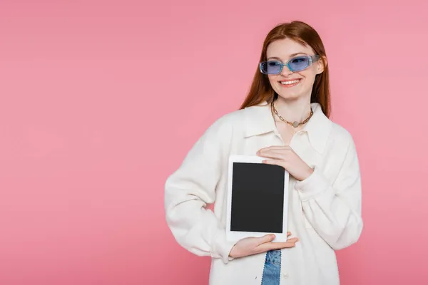 Mujer Pelirroja Bonita Con Chaqueta Gafas Sol Sosteniendo Tableta Digital — Foto de Stock