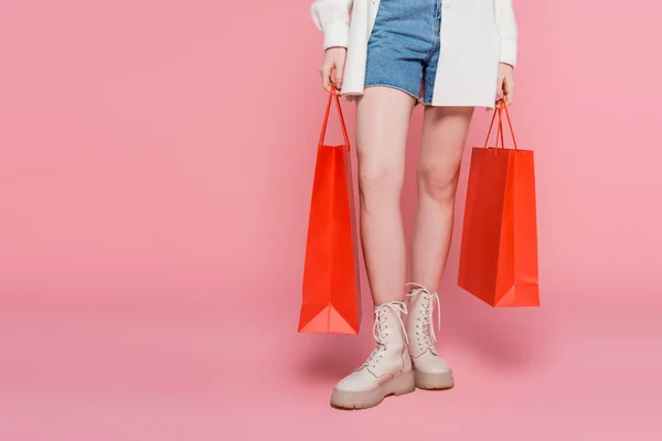 Widok Kobiety Jeansowych Szortach Trzymającej Torby Zakupy Różowym Tle — Zdjęcie stockowe