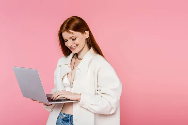 Smiling Red Haired Woman Jacket Using Laptop Isolated Pink — Stock Photo, Image