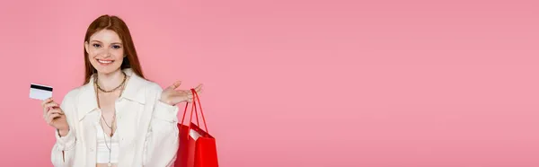 Happy Woman Freckles Holding Shopping Bag Credit Card Isolated Pink — Stock Photo, Image