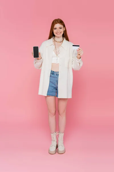 분홍색 배경에 핸드폰 카드를 예쁘고 — 스톡 사진