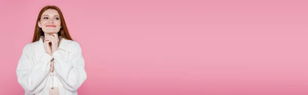 Radosna Ruda Kobieta Kurtce Odwracając Wzrok Odizolowana Różowym Baner — Zdjęcie stockowe