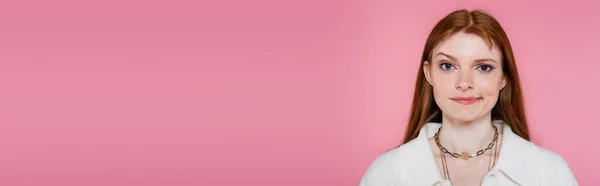 Pensive Vrouw Jas Kettingen Kijken Naar Camera Geïsoleerd Roze Banner — Stockfoto
