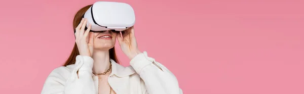 Happy Woman Using Virtual Reality Headset While Standing Isolated Pink — Stock Photo, Image