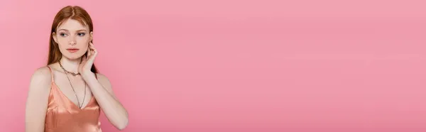 Zrzka Žena Broskvových Šatech Pózuje Izolované Růžové Banner — Stock fotografie