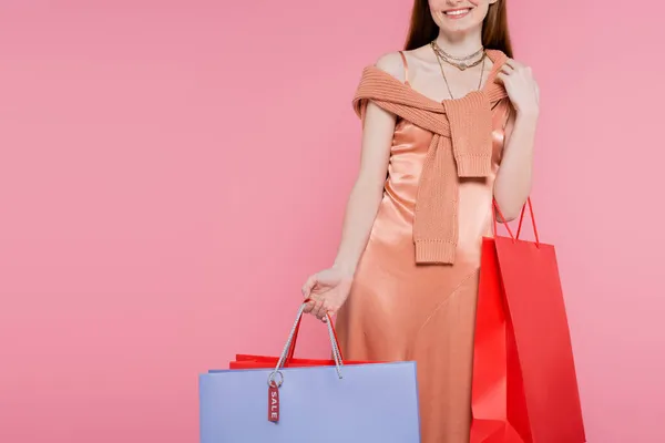 Vista Cortada Sorrir Mulher Elegante Segurando Sacos Compras Com Preço — Fotografia de Stock