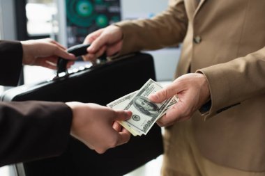 KYIV, UKRAINE - 22 Eylül 2021: Bulanık bir kadının iş adamından para ve evrak çantası alması, yolsuzlukla mücadele kavramı