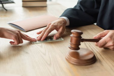 Yargıcın elinde tokmak ve yolsuzlukla mücadele kavramı varken müvekkilinden rüşvet almasına kısmi bakış açısı