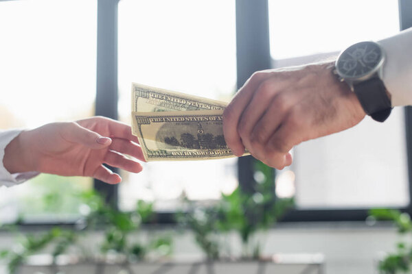 КИЕВ, УКРАИНА - 22 СЕНТЯБРЯ 2021: взгляд бизнесмена, дающего взятку женщине, антикоррупционная концепция