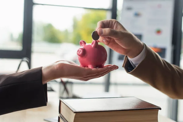 Teilansicht Des Mannes Der Der Hand Einer Geschäftsfrau Münze Sparschwein — Stockfoto