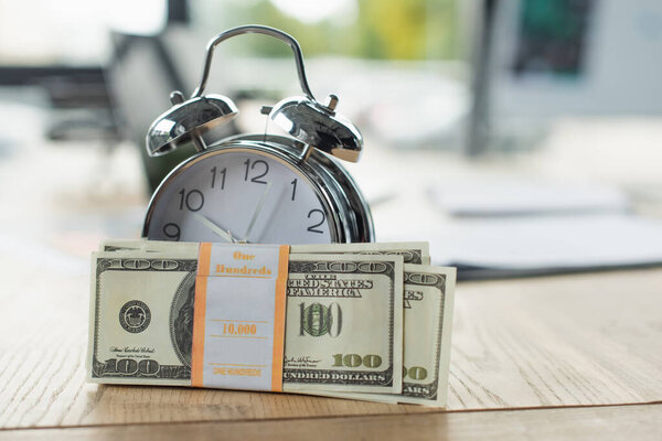 Kyiv Ucrania Septiembre 2021 Paquete Billetes Dólar Cerca Del Reloj — Foto de Stock