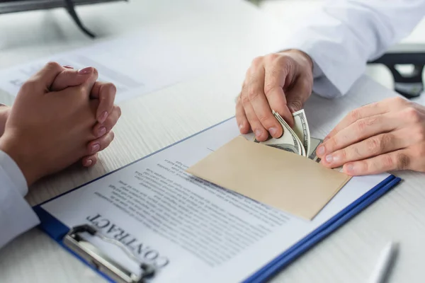 Partiell Bild Läkare Räkna Pengar Nära Suddig Kontrakt Och Patient — Stockfoto