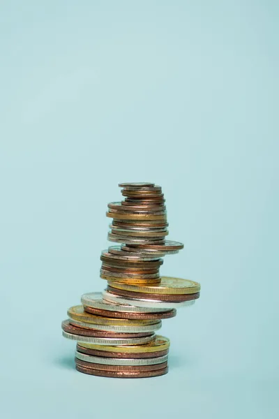 Pila Monedas Oro Plata Sobre Fondo Azul Con Espacio Copia — Foto de Stock