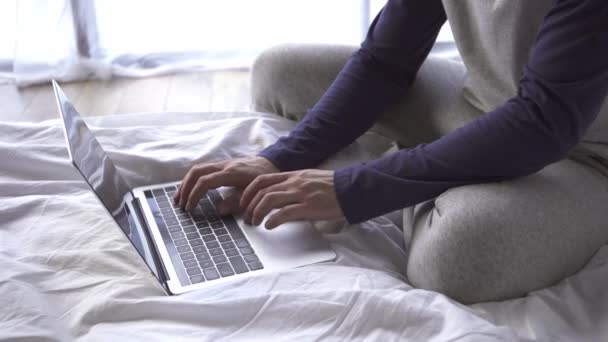 Vista Cortada Freelancer Usando Laptop Cama — Vídeo de Stock