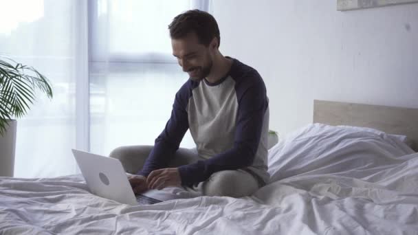 Vrolijke Freelancer Met Behulp Van Laptop Slaapkamer Thuis — Stockvideo