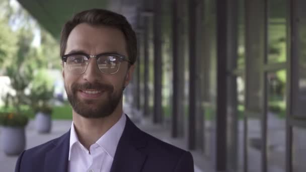 Skægget Forretningsmand Briller Kigger Kameraet Udendørs – Stock-video