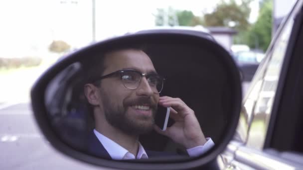 Empresario Hablando Teléfono Inteligente Mientras Refleja Espejo Del Ala Del — Vídeos de Stock