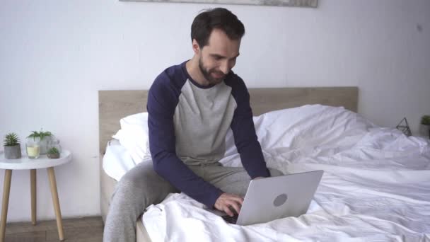 Lächelnde Freiberuflerin Mit Laptop Heimischen Bett — Stockvideo