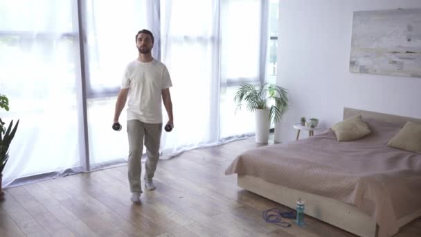 Omul Face Plămâni Gantere Dormitor — Videoclip de stoc
