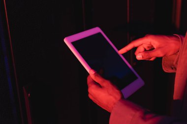 Afrika kökenli Amerikalı programcının veri merkezinde boş ekranlı cep telefonunu göstermesi.