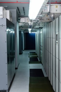 Veri merkezinde floresan lambalı kapalı sunucular, siber güvenlik kavramı