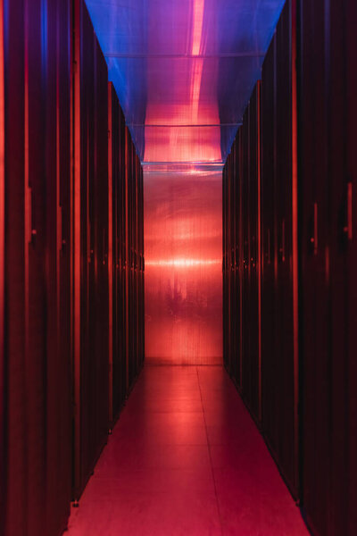 закрытые серверы в современном центре обработки данных с неоновым светом, концепция кибербезопасности