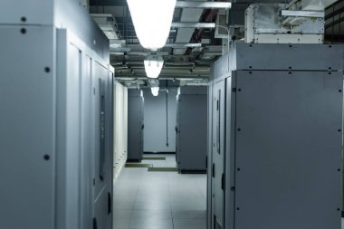 kapalı sunuculara sahip veri merkezinde koridor, siber güvenlik kavramı