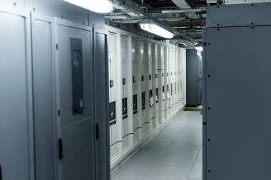Sıralar dolusu kapalı sunucuları olan modern veri merkezi, siber güvenlik kavramı