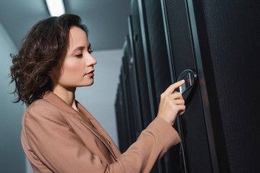 Veri merkezinde sunucuya tanı koyarken programcı kontrol paneline dokunuyor