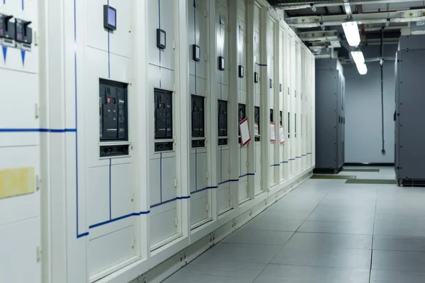 Veri Merkezi Koridorundaki Satırlar Dolusu Kapalı Sunucu Siber Güvenlik Kavramı — Stok fotoğraf