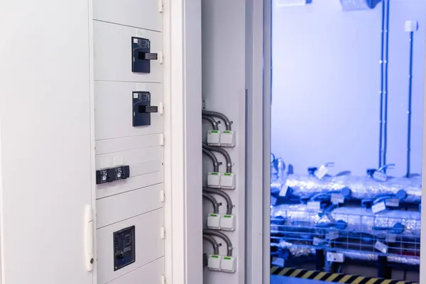 現代のデータセンターの機器室のスイッチボードサイバーセキュリティの概念 — ストック写真