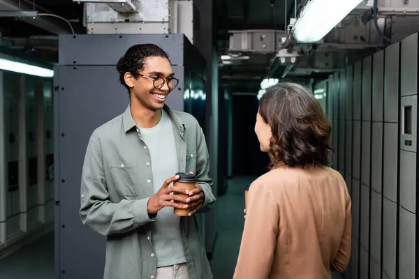 Afrikanisch Amerikanischer Techniker Mit Coffee Lächelnd Neben Kollege Rechenzentrum — Stockfoto