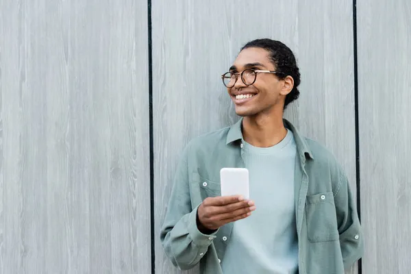 Hombre Afroamericano Moda Con Teléfono Móvil Sonriendo Mientras Mira Hacia — Foto de Stock