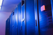 Geschlossene Server in modernem Rechenzentrum mit Neonlicht, Cyber-Sicherheitskonzept
