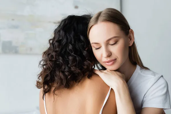 Young Woman Closed Eyes Hugging Curly Girlfriend — Stock Photo, Image