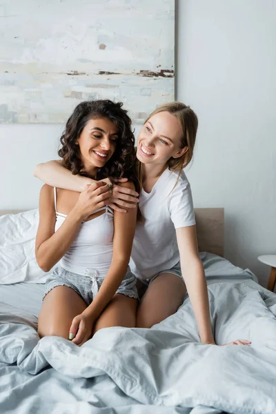 Alegre Lesbianas Mujeres Abrazándose Dormitorio — Foto de Stock