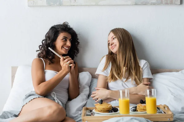 在女朋友身边举行怀孕测试的快乐女人和早餐托盘 — 图库照片