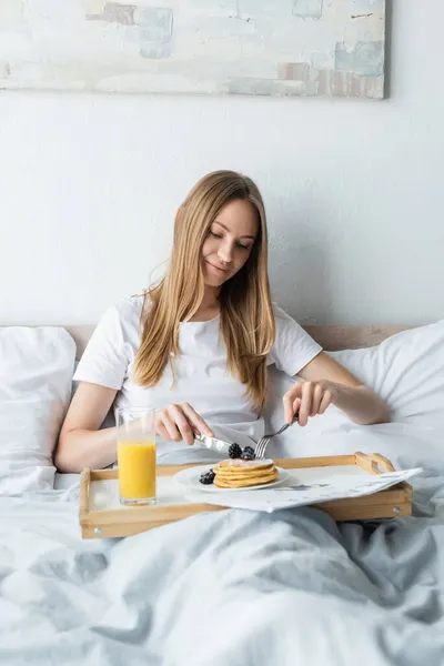 Ευχαριστημένη Γυναίκα Τρώει Πρωινό Στο Κρεβάτι — Φωτογραφία Αρχείου
