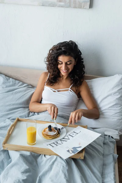 Fröhliche Junge Frau Mit Pfannkuchen Beim Frühstück Schlafzimmer — Stockfoto