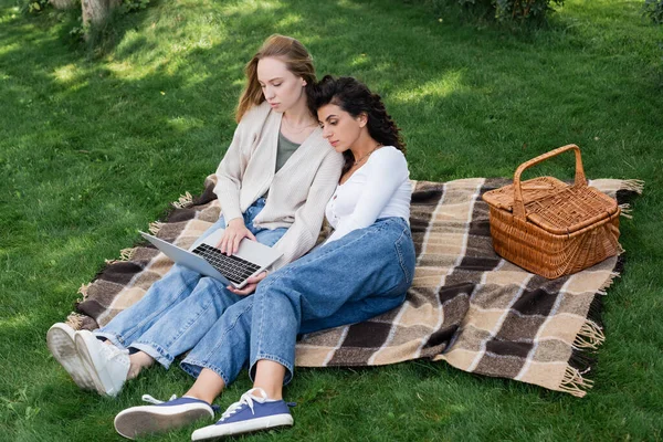 Jong Lesbisch Vrouwen Kijken Film Laptop Tijdens Picknick — Stockfoto