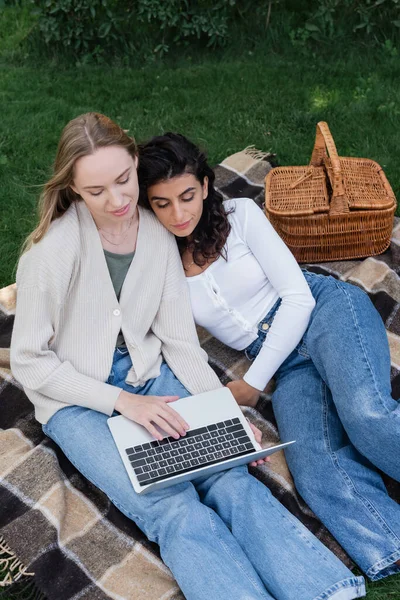 High Angle View Young Lesbian Women Watching Movie Laptop Picnic — Stock Photo, Image