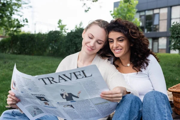 Glada Lesbiska Par Läser Resetidning Parken — Stockfoto