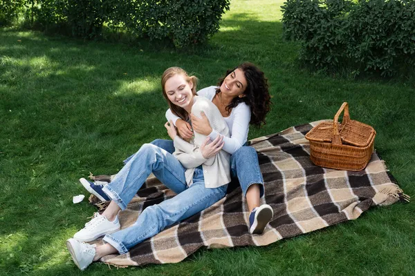 Fröhliche Lesbische Frauen Die Sich Auf Karierter Decke Neben Dem — Stockfoto