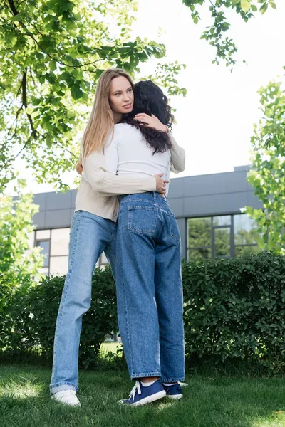 Lungimea Completă Femeii Tinere Îmbrățișând Prietena Cret Afară — Fotografie, imagine de stoc