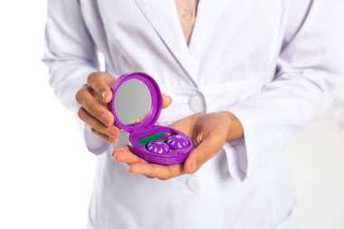 Beyaz üzerinde kontakt lensleri olan Afrika kökenli göz doktorunun bulanık görüntüsü. 