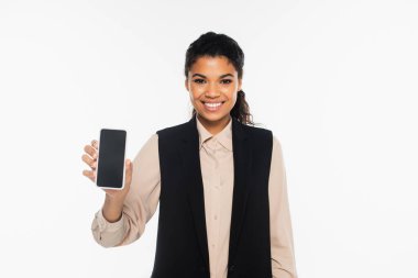 Pozitif Afro-Amerikalı iş kadını elinde beyaz ekranlı akıllı telefon tutuyor. 