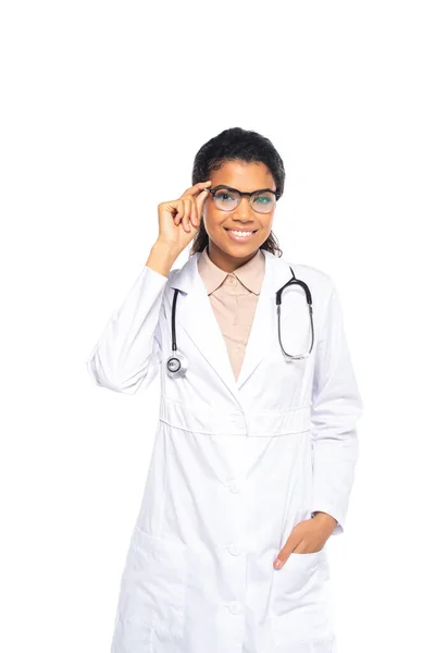 Jovem Oftalmologista Afro Americano Segurando Óculos Mão Bolso Casaco Branco — Fotografia de Stock